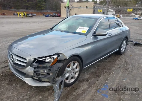 2015 Mercedes-Benz C 300 Luxury/Sport z USA, uszkodzony, nr VIN 55SWF4JB3FU074621